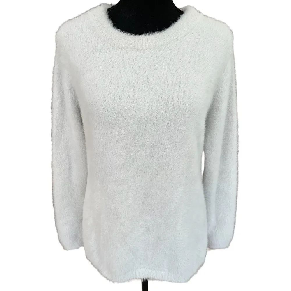 𝅺Ellen Tracy white fuzzy crew neck sweater size M